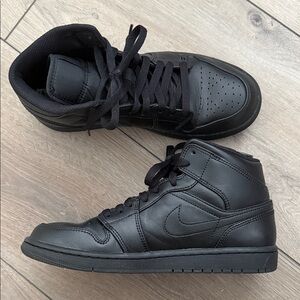 Nike Air Jordan 1 Mid “Triple Black”  size US 8